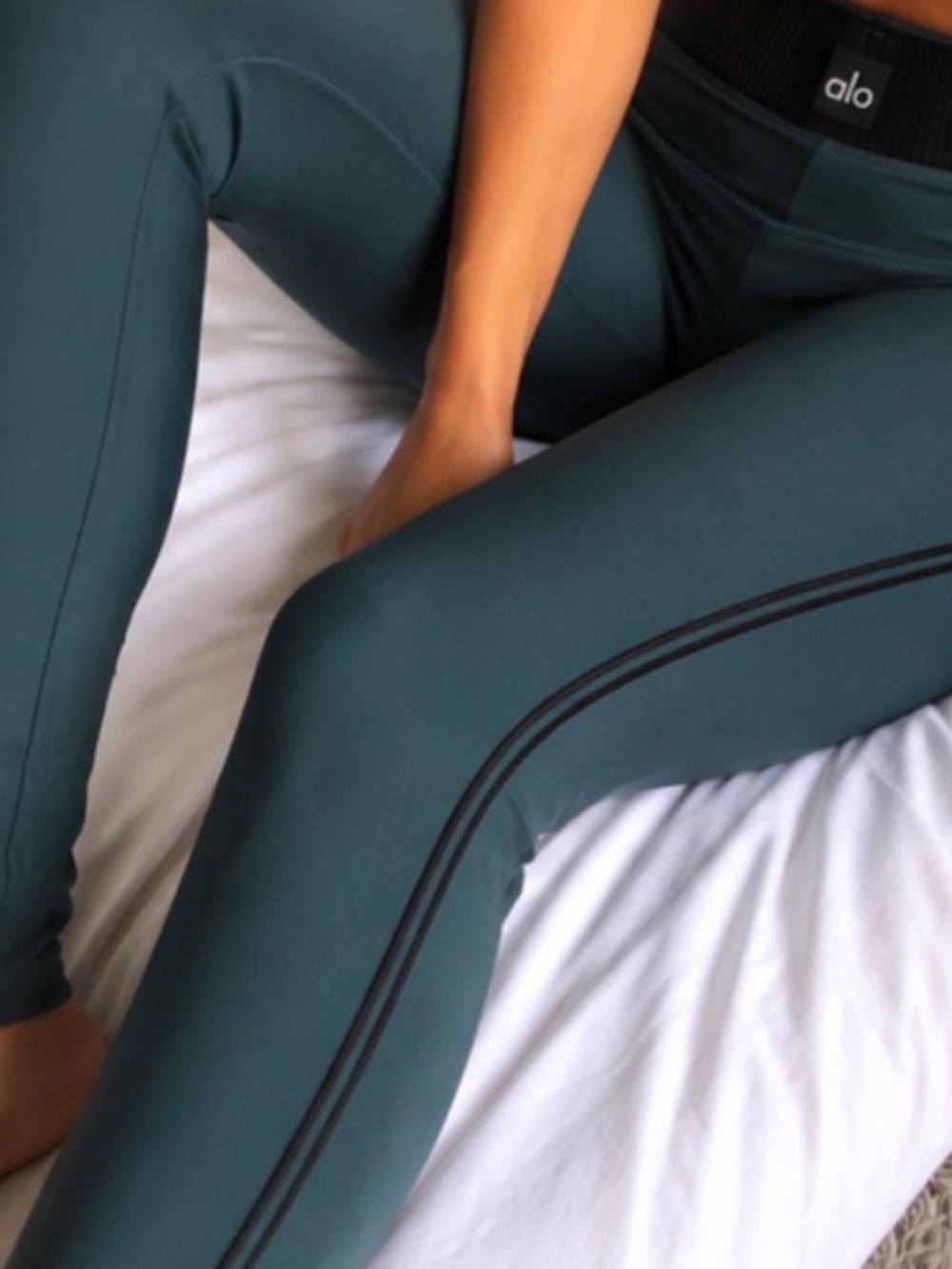 ALO Yoga Teal Airlift bra and leggings set - Picture 4 of 8